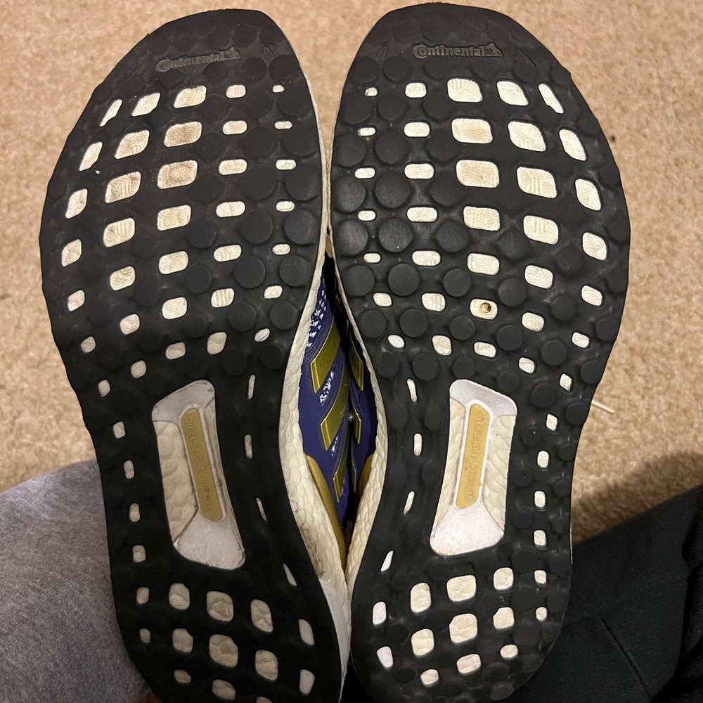 Men’s Adidas UltraBoost UW Huskies Purple/Gold Size 8. - Picture 12 of 13